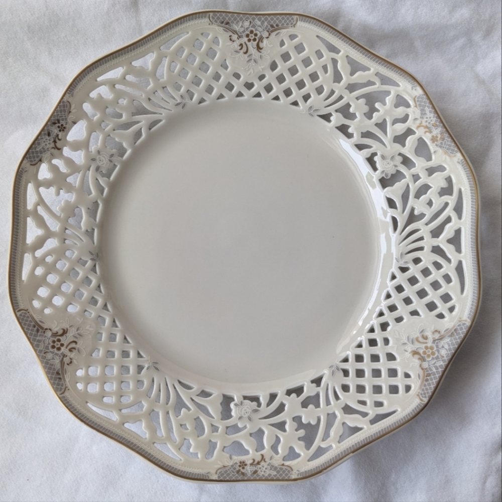 Oscar de la Renta W Germany Bouquet Grey Gold Detail Pierced Plate
